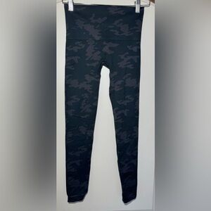 Spanx Look at Me Seamless Camo Leggings Size M